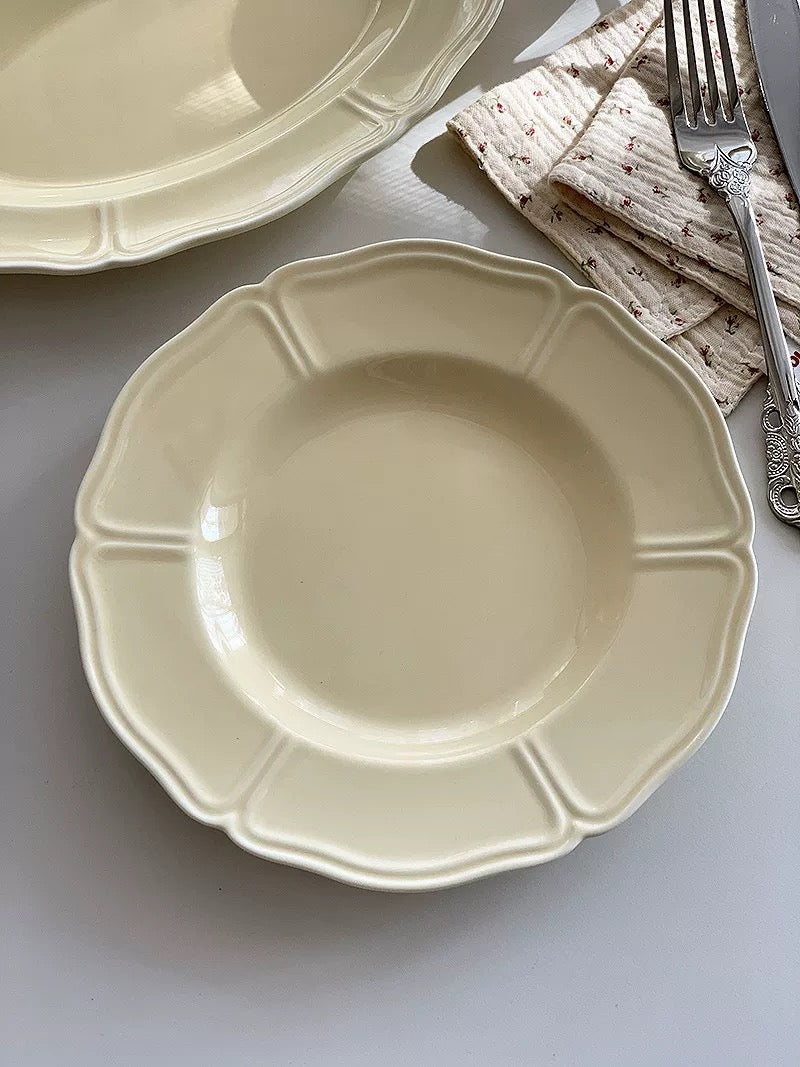 Assiette en céramique festonnée crème et jaune, style vintage français