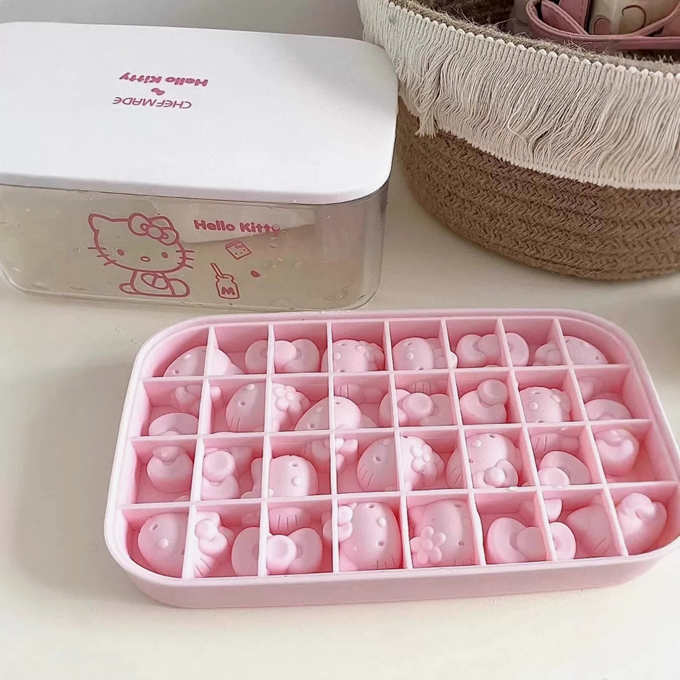 Hello Kitty Fun Ice Cube Tray &amp; Storage Box Set (with Lid & Scoop)