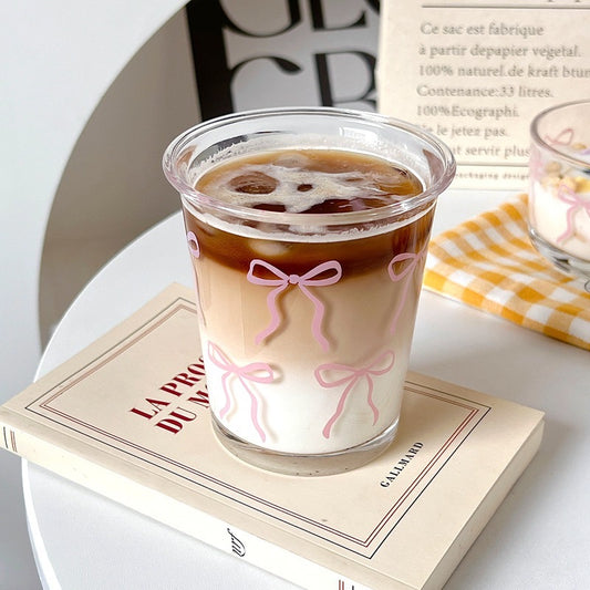 Bol et tasse en verre avec nœud papillon